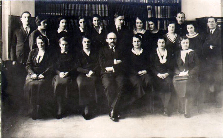 VDU bibliotekos darbuotojai su direktoriumi Vaclovu Biržiška (1932 m.) © ® Lietuvos švietimo istorijos muziejus