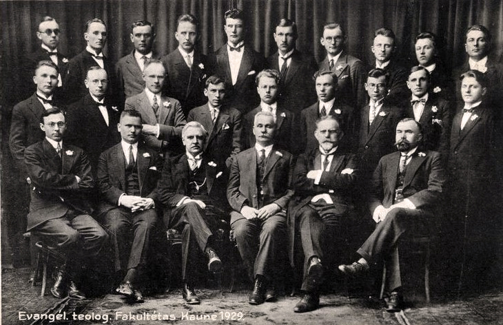 Lietuvos universiteto Evangelikų teologijos fakulteto dėstytojai ir studentai (1929). © ® Šiaulių „Aušros“ muziejus