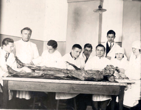 Lietuvos universiteto Medicinos fakulteto studentai prozektoriume (1928). © ® Nacionalinis M. K. Čiurlionio dailės muziejus