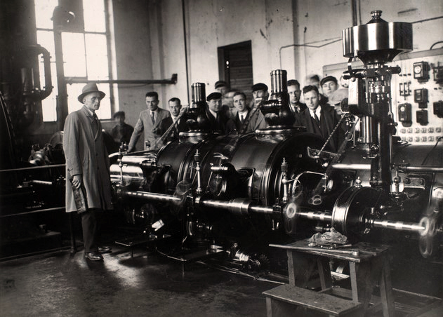 VDU Technikos fakulteto studentai praktikos metu prie garo mašinos (1935). © ® Vytauto Didžiojo karo muziejus