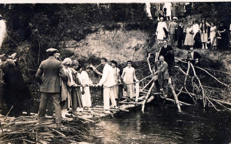 Lietuvos universiteto Teologijos filosofijos fakulteto dėstytojai ir studentai vasaros iškyloje (1926). © ® Maironio lietuvių literatūros muziejus
