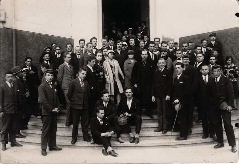 Mykolas Biržiška su studentais prie Lietuvos universiteto pastato (1929). © ® Maironio lietuvių literatūros muziejus